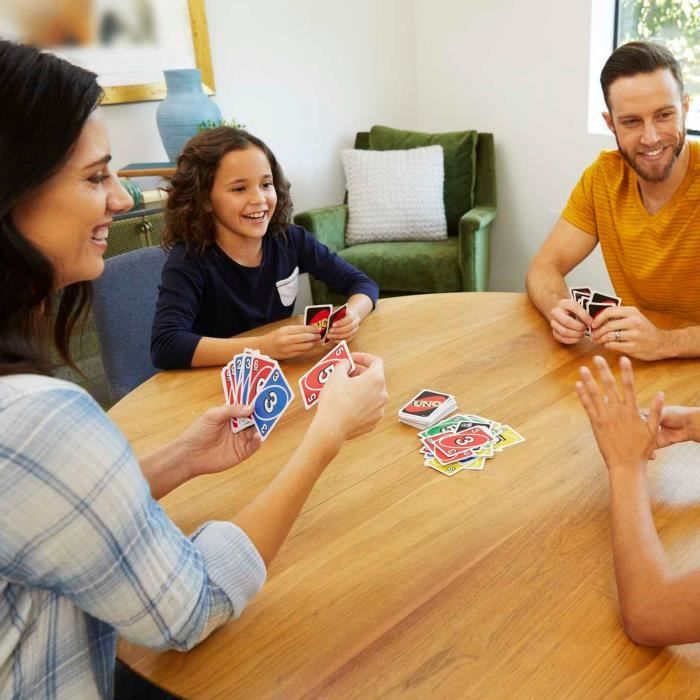 UNO - Uno Classic - Family Card Game - From 2 to 4 Players - Ages 7+