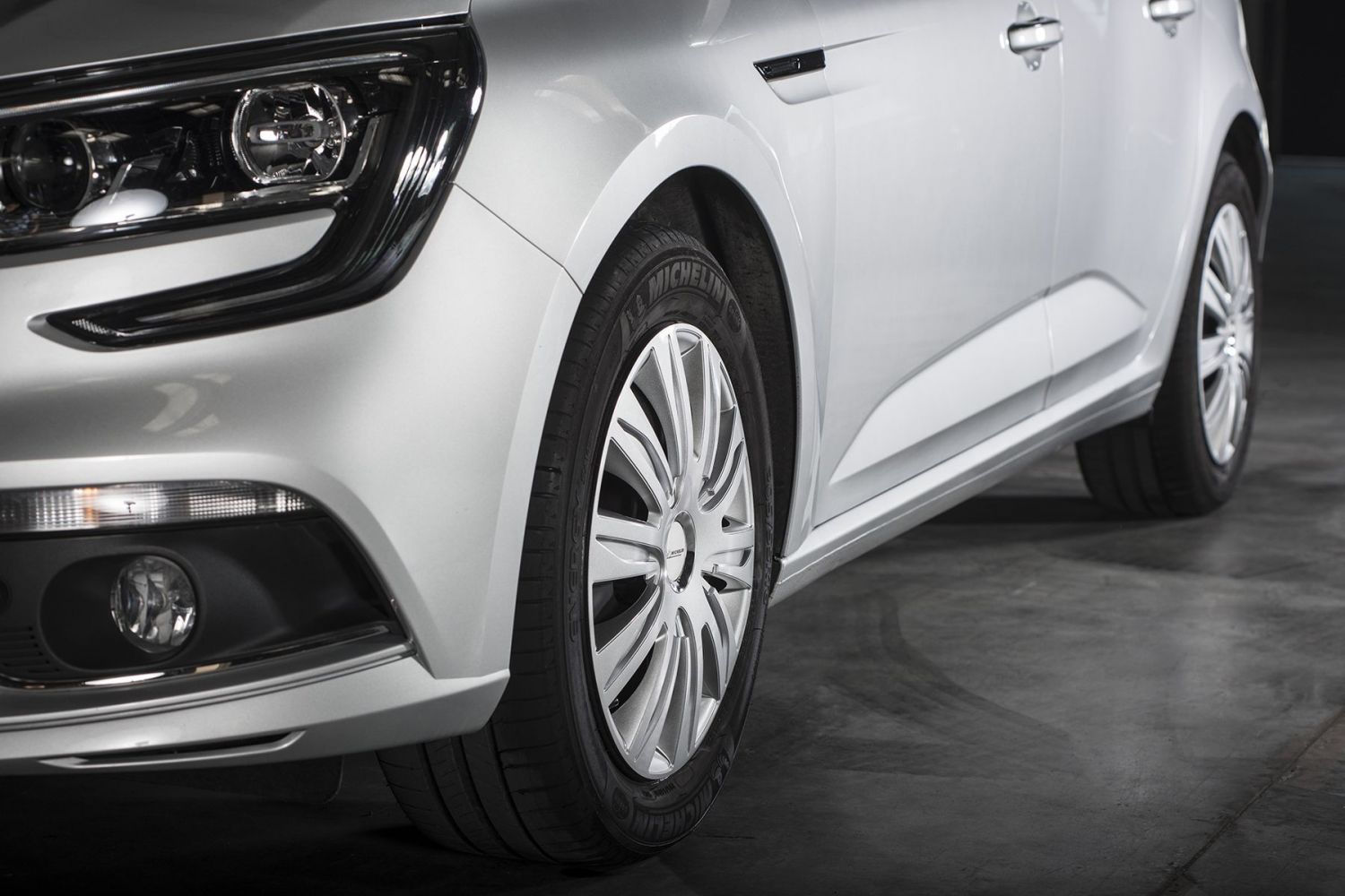 MICHELIN 4 wheel trims 16 Chromed NVS42