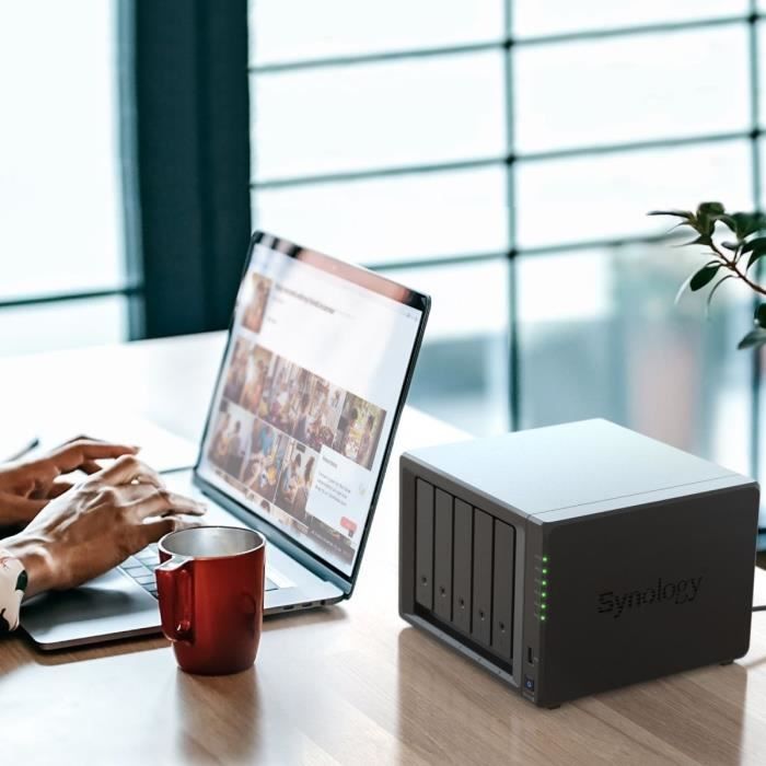 SYNOLOGY 5-bay expandable NAS server - DS1522+